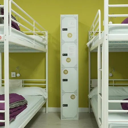 Augas Quentes بيت شباب أورينس
